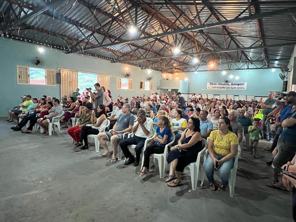 Moradores de Luminosa na cerimônia de entrega dos registros imobiliários