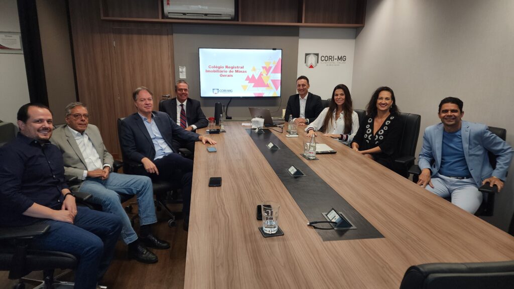 Presidentes e diretores do CORI-MG e CORI-SC reunidos em sala de reunião.